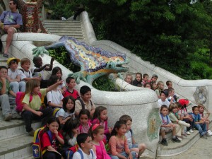 Children around Gaudi lizard
